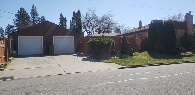 Building Photo - 3 bedroom, 2 bath home on a corner lot nea...