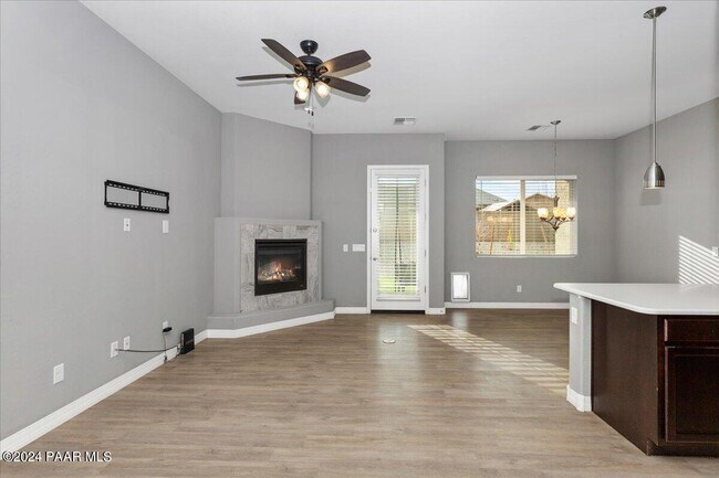 Foto del edificio - 6227 E Bower Ln
