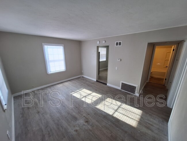 Building Photo - 1627 N Valley Ave