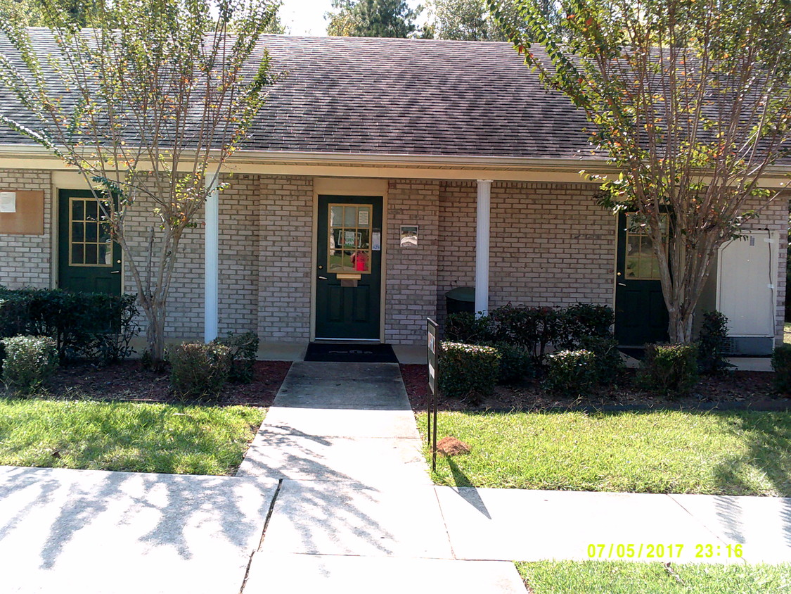 Building Photo - Pebble Creek Apartments