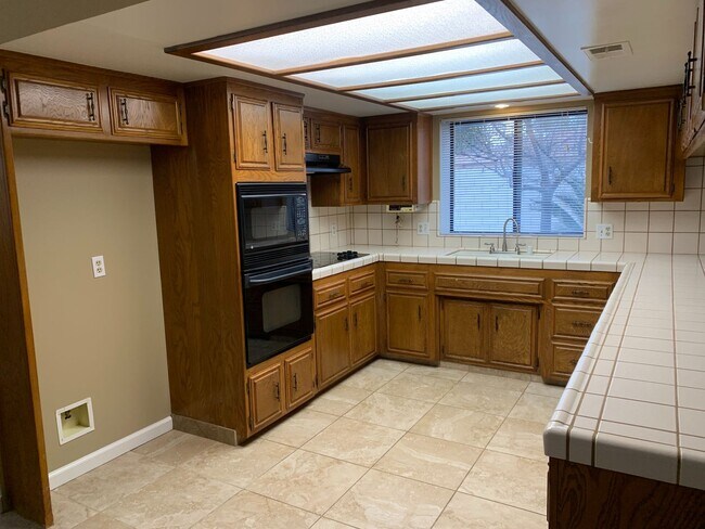 Building Photo - NW Bakersfield home with a pool!