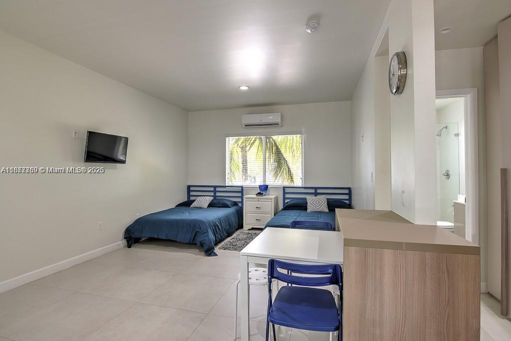 Foto principal - 245 NE 33rd St