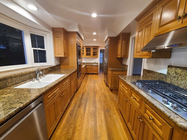 Building Photo - 1152 Beverwil Dr