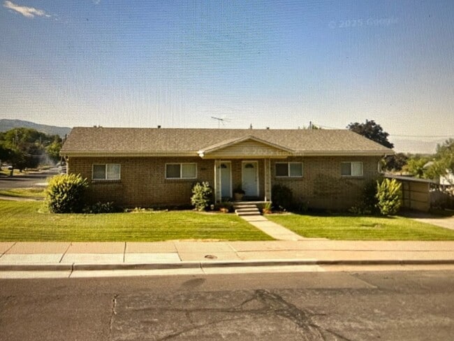 Foto del edificio - 394 E Parrish Ln