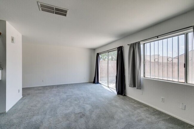 Foto del edificio - Double Primary Townhome with Spacious Backyard in 89115!