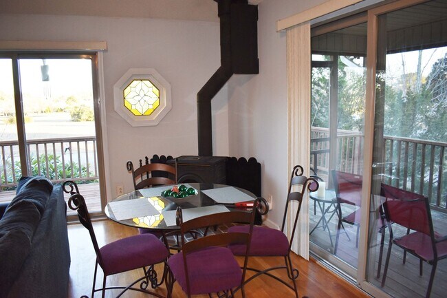 Building Photo - Adorable furnished home