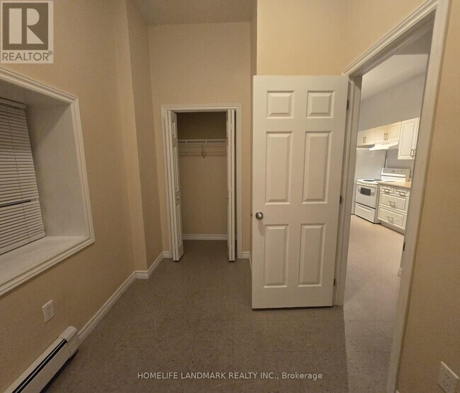 Photo du bâtiment - 300 Main St