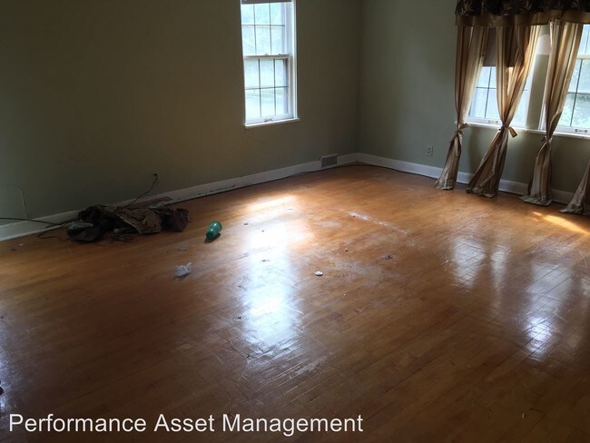 Building Photo - 2838 N Lefeber Ave
