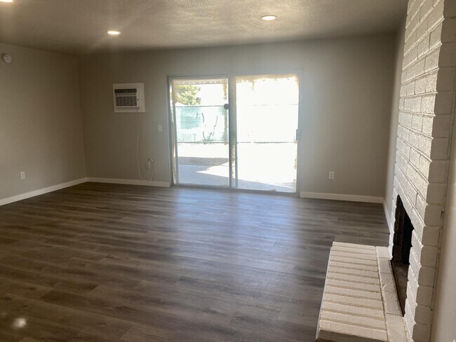 Foto del edificio - 8821 Greenbrook Way