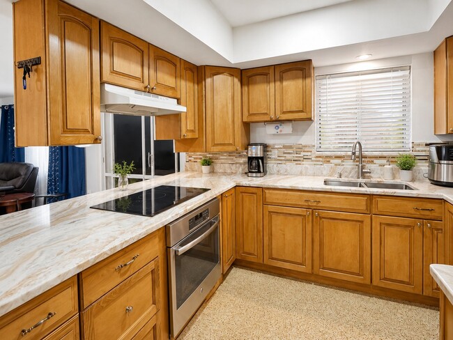 Building Photo - 819 Schumann Dr
