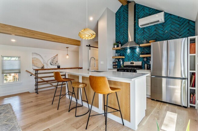 Foto del edificio - One Bedroom furnished ADU/apartment in The Highlands.