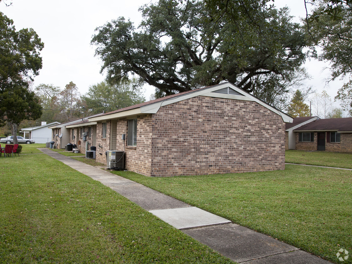 Building Photo - Village Oaks Apartments