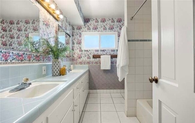 Building Photo - 723 Rainbow Dr