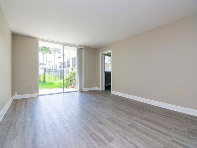 Foto del edificio - Ground Floor - Corner/End Unit - Upgraded ...