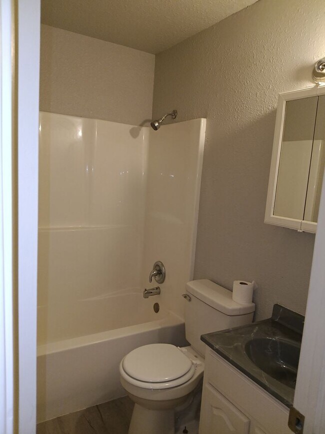 Foto del edificio - Two bedroom home with over half of acre  of land