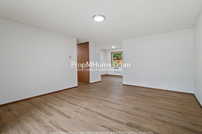 Building Photo - Updated 3 Bedroom Home in Aloha - Large Fe...