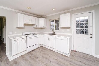 Building Photo - 20 Vandenburgh Ave