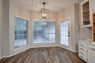 Building Photo - 539 W North Hill Dr