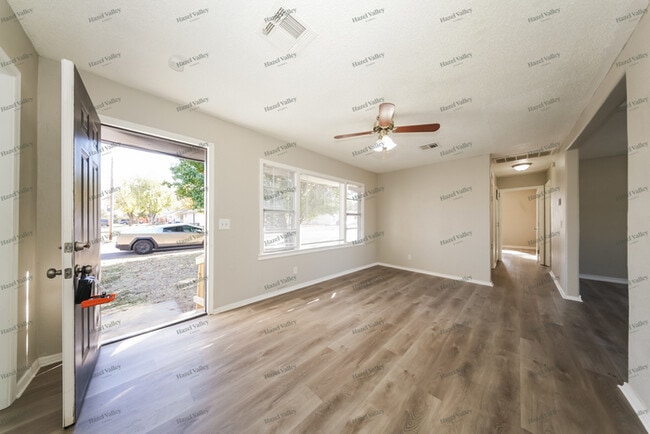 Building Photo - 1517 Oelke Dr