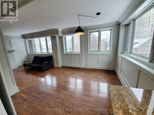 Photo du bâtiment - 216 Heath St W