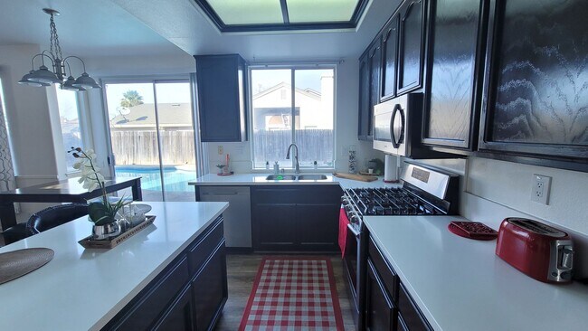 Building Photo - Beautiful Tri-Level home available in Vint...
