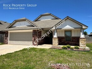 Building Photo - 1111 Magnolia Dr