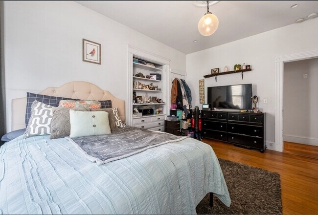 Building Photo - 866 E 5th St