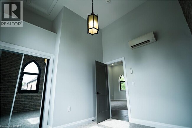 Building Photo - 130 Elgin St