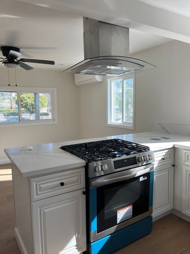 Building Photo - Beautifully Remodeled 2 Bed / 1 Bath Home ...