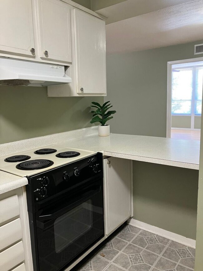 Building Photo - Centrally located West End Condo - Seasonal special - 1 Month Free!