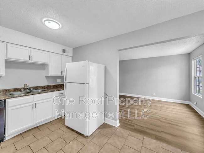 Building Photo - 2000 Chateau Dr