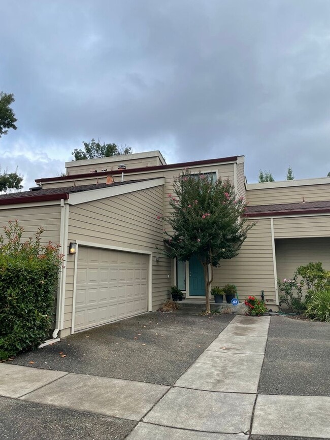 Building Photo - Beautiful End Unit Condo in Bennett Valley!