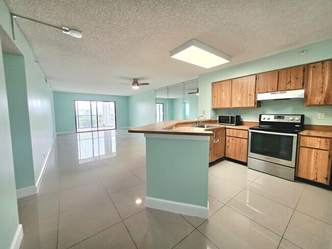 Building Photo - 2112 S Cypress Bend Dr