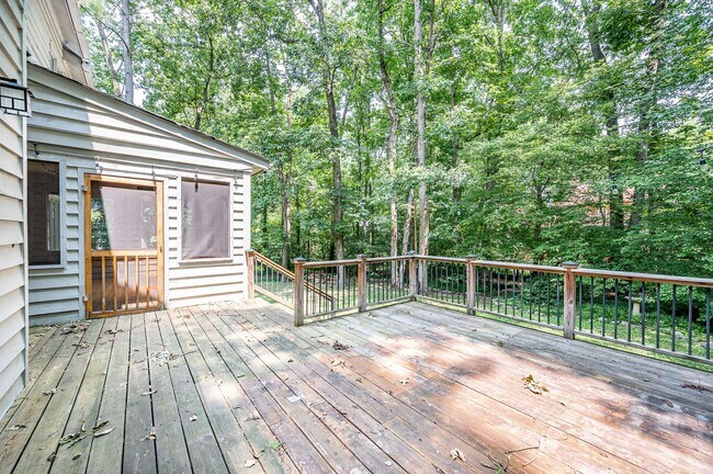 Foto del edificio - Exceptional Contemporary Features Privacy and a Scenic Back Yard.