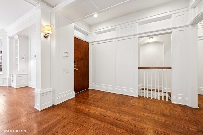 Building Photo - 746 W Belden Ave
