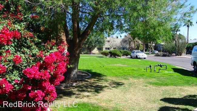Building Photo - 3 br, 1.5 bath House - 6834 E 4th St #16