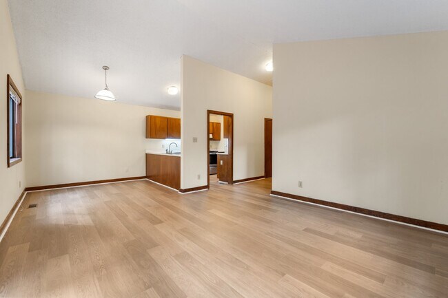 Building Photo - Chapel Hill 2 Bedroom with Fenced Yard - R...