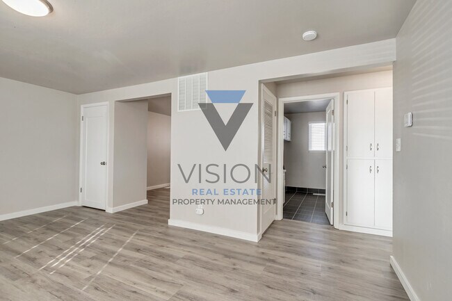 Foto del edificio - 528 200 E