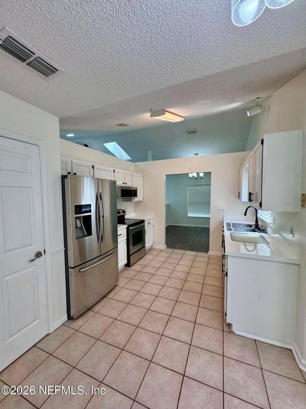 Foto del edificio - 8250 Lakemont Dr