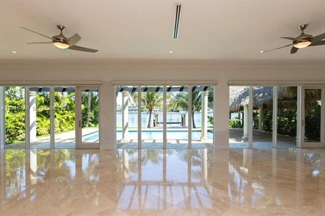 Building Photo - 425 N Shore Dr