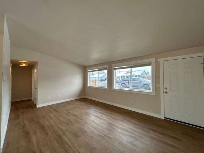 Building Photo - Redmodeled 2 Bedroom / 2 Bathroom home in ...