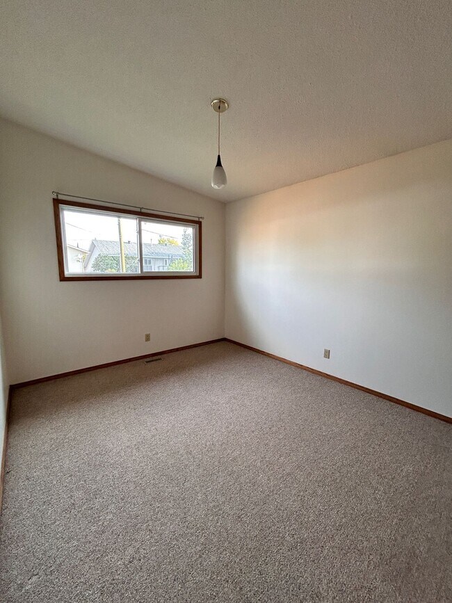 Photo du bâtiment - 4 Bed 2 Bath Unit in Olds, AB
