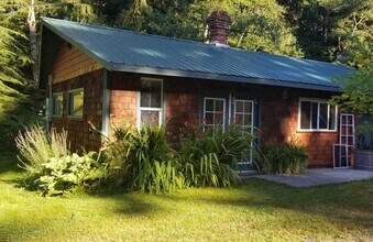 Building Photo - 741 Ellwood Dr