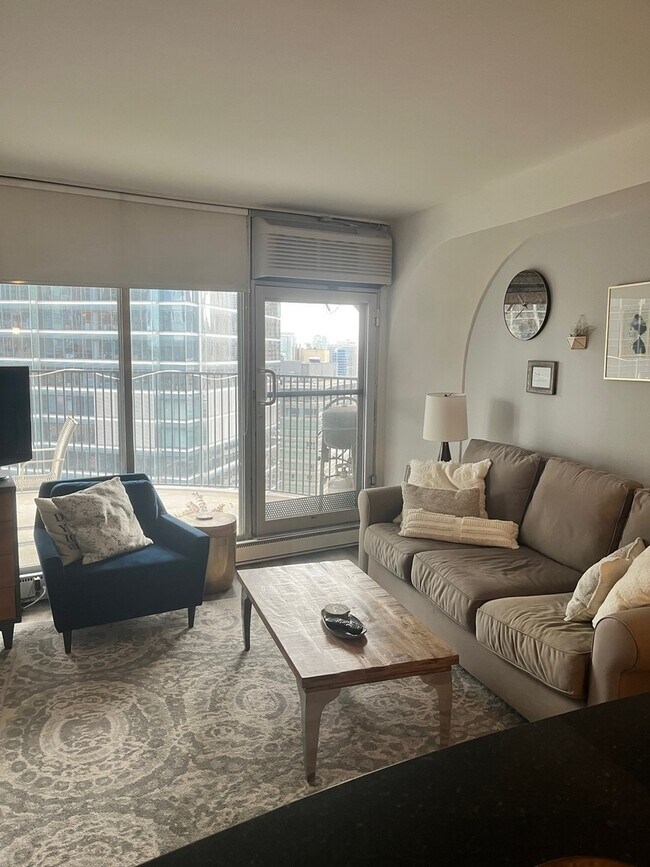 Foto del edificio - 300 N State St