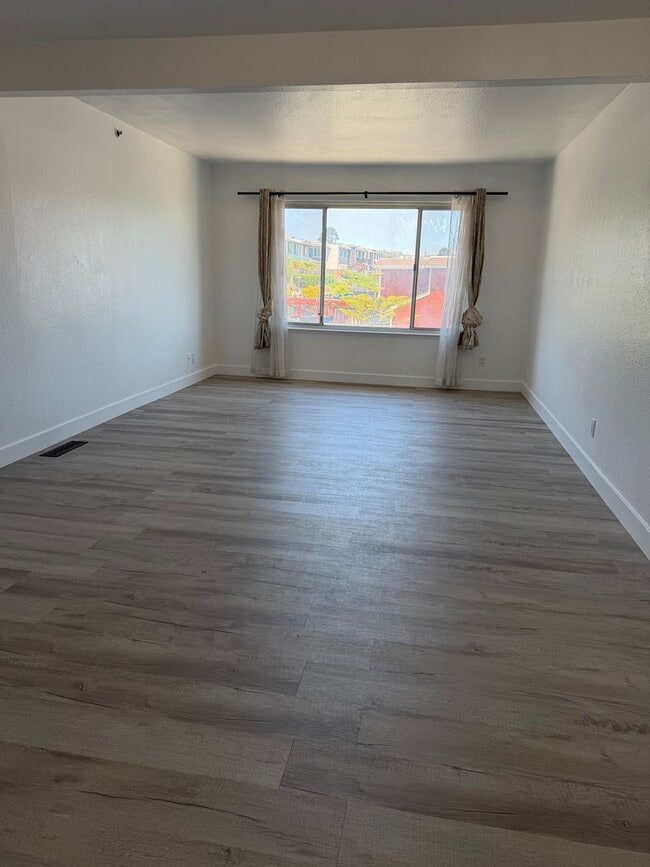 Building Photo - Beautifully remodeled 2-Bedroom, 1-Bath, 2-car tandem Condominium