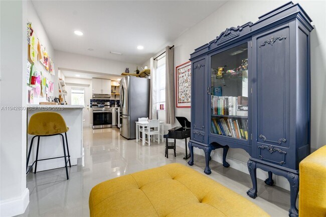 Building Photo - 320 S 28th Ave