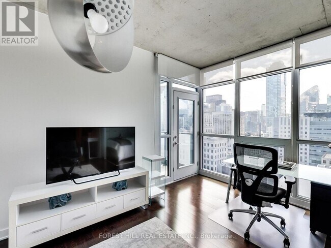 Building Photo - 210 Simcoe St