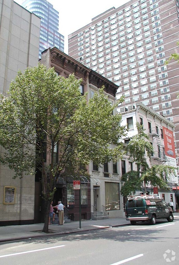 Primary Photo - 306 E 55th St