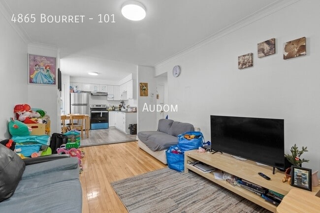 Building Photo - 4865 Av Bourret