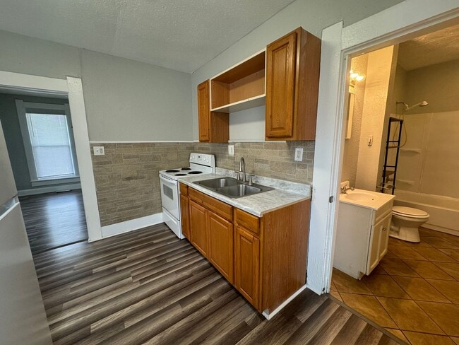 Building Photo - Cozy two bedroom with front porch